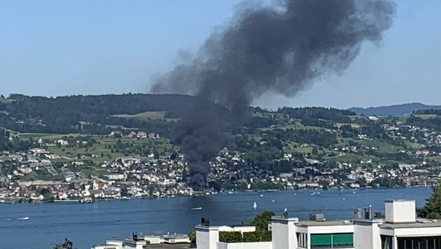 Anrainer meldeten demnach am Nachmittag Feuer auf einem Boot am Seeufer von Meilen, rund 15 Kilometer südlich von Zürich. (Bild: Twitter.com/OBuerge)