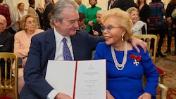 2018 bekam Heidi Goëss-Horten das Österreichische Ehrenkreuz für Wissenschaft und Kunst verliehen. Auf diesem Bild ist sie mit ihrem Ehemann Karl „Kari“ Anton Goëss zu sehen. (Bild: Starpix / picturedesk.com)