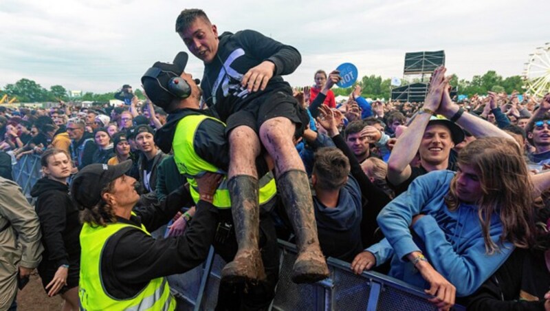 Am dritten Festivaltag strahlte die Sonne im hellsten Glanz. Die Spuren des verregneten ersten Tages sind aber noch da. (Bild: Andreas Graf)