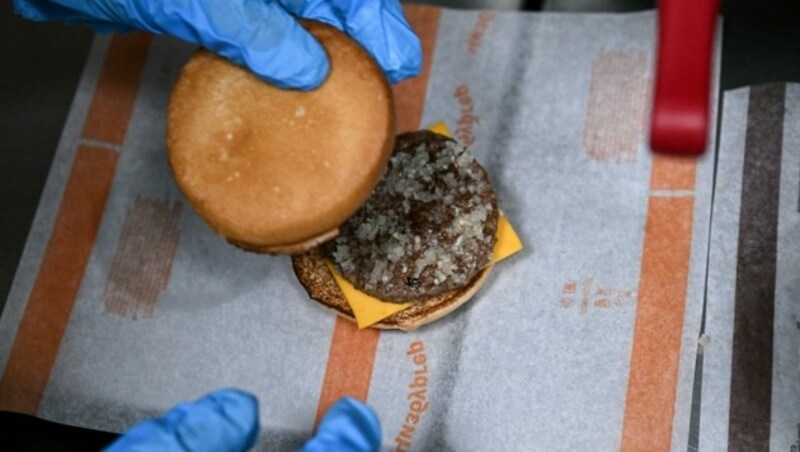 Die krisenerprobten Russen sind bekannt für kreative Lösungen in schweren Zeiten. Auf dem Bild: ein Burger vom russischen McDonald‘s-Nachfolger „Wkusno i totschka“ (dt. „Lecker und Punkt“). Über die Qualität kann man allerdings streiten. (Bild: AFP)