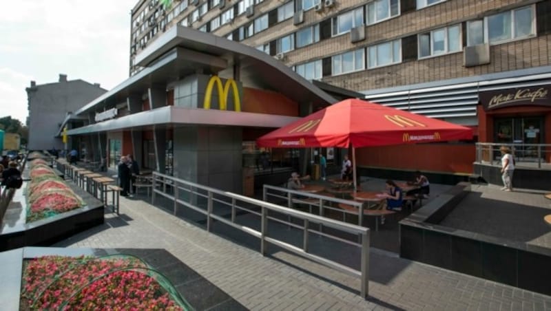 Die älteste McDonald‘s-Filiale in Moskau (Bild) wurde bereits 2014 nach der russischen Annexion der Krim geschlossen. Ihre Eröffnung am 31. Jänner 1990 war damals ein Zeichen des Wandels gewesen. (Bild: AP)