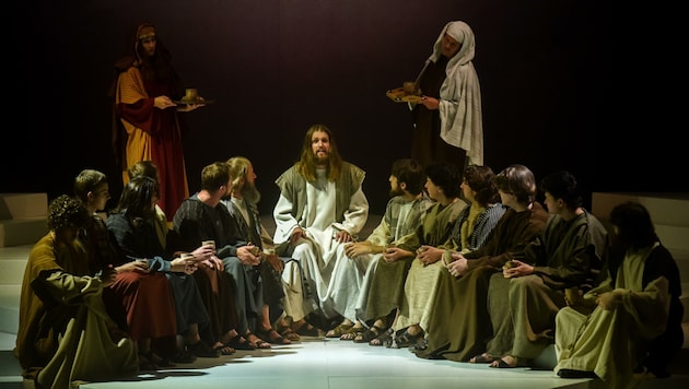 Jesus (Christian Juffinger) spricht inmitten seiner Jünger beim letzten Abendmahl über den ihn bald ereilenden Tod am Kreuz. (Bild: Hubert Berger)