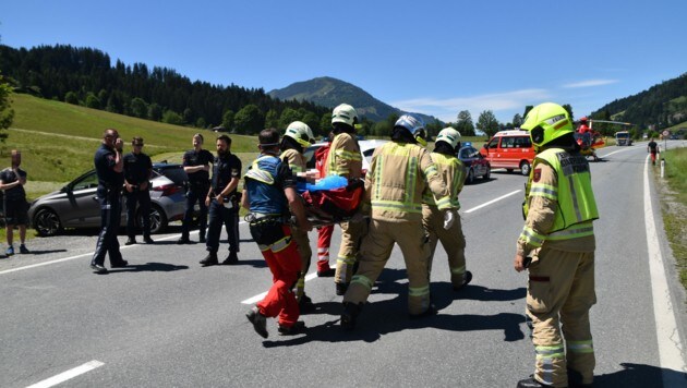 Die Frau musste vom Hubschrauber in die Klinik geflogen werden, der Lenker kam ins Krankenhaus St. Johann. (Bild: Stadtfeuerwehr Kitzbühel)