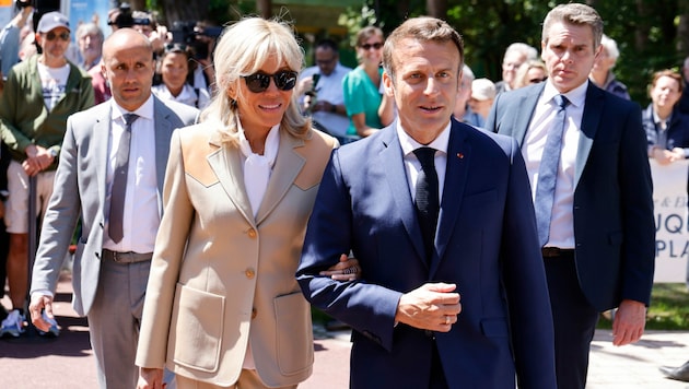 Frankreichs Präsident Emmanuel Macron und seine Frau Brigitte Macron am Wahlsonntag in Le Touquet (Bild: AP)