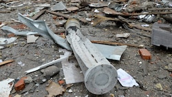 Das Innere einer 300mm-Rakete, die offenbar Streubomben enthielt, in der Stadt Charkiw (Bild: AFP)