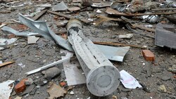 Das Innere einer russischen 300mm-Rakete, die offenbar Streubomben enthielt, in der Stadt Charkiw (Bild: AFP)