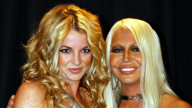 Britney Spears und Donatella Versace kennen sich schon lange. Keine Frage also, dass nur Donatella ihr Brautkleid entwerfen sollte. (Bild: PHOTO PRESS SERVICE Vienna)