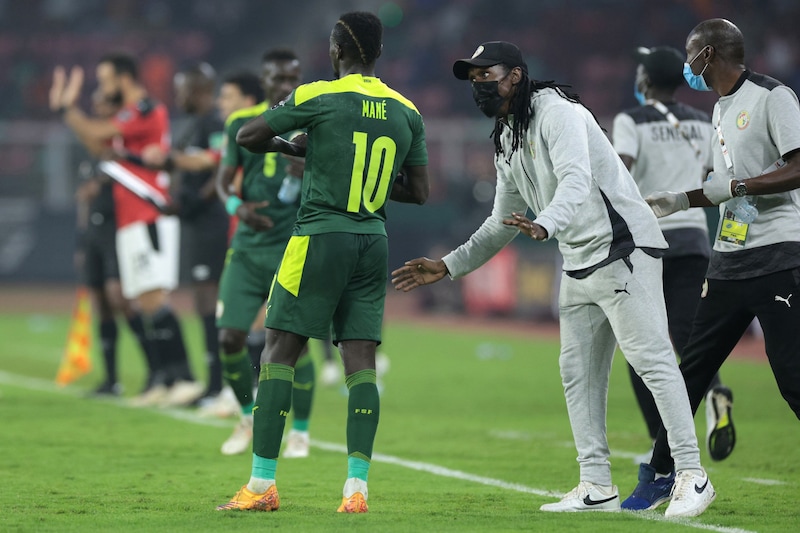 Sadio Mane (10) im Gespräch mit seinem Teamchef Aliou Cisse (re.) (Bild: APA/AFP/Kenzo TRIBOUILLARD)