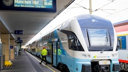 Eine Westbahn, die nach München fährt (Bild: APA/GEORG HOCHMUTH)