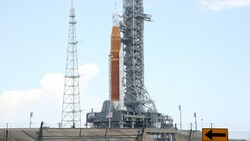 Blick auf die massive „Space Launch System“-Rakete und das „Orion“-Raumschiff auf der Startrampe 39B (Bild: AFP/Gregg Newton)