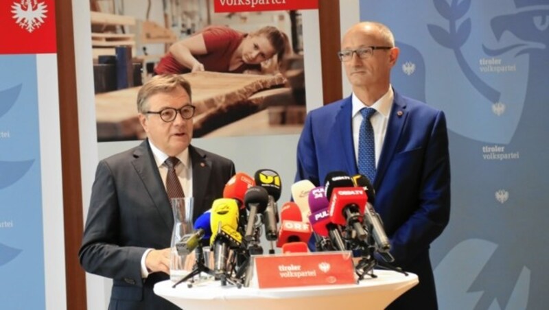 Platter (li.) und Mattle am Montag bei der Pressekonferenz in Innsbruck. (Bild: Christof Birbaumer / Kronenzeitung)