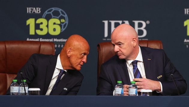 Kult-Schiri Pierluigi Collina (li.) mit FIFA-Präsident Gianni Infantino (re.) (Bild: APA/AFP/KARIM JAAFAR)