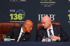 Kult-Schiri Pierluigi Collina (li.) mit FIFA-Präsident Gianni Infantino (re.) (Bild: APA/AFP/KARIM JAAFAR)