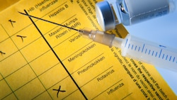 Kontrollieren Sie Ihren Impfpass, ob eine Auffrischungsimpfung fehlt. (Bild: pix4U/stock.adobe.com)