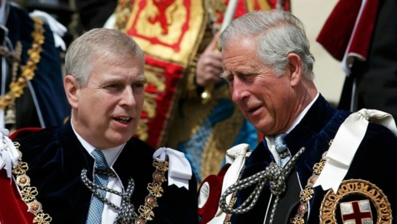 Prinz Andrew (links) und der heutige König Charles nehmen am 15. Juni 2015 an der „Hosenbandorden“-Zeremonie auf Schloss Windsor in Südengland teil. (Bild: APA/AFP PHOTO/PETER NICHOLLS)