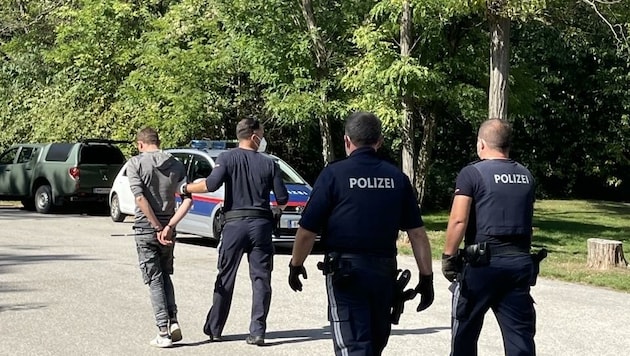 Heuer hat die Polizei bereits 103 Schlepper abgeführt. Mehr als 14.420 Flüchtlinge sind aufgegriffen worden, 44 davon vor knapp einer Woche in Nickelsdorf. (Bild: Schulter Christian)
