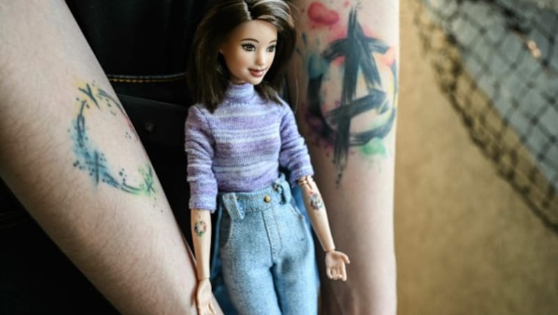 Diese Barbie trägt Sarahs eigene Tattoos. (Bild: Markus Wenzel)