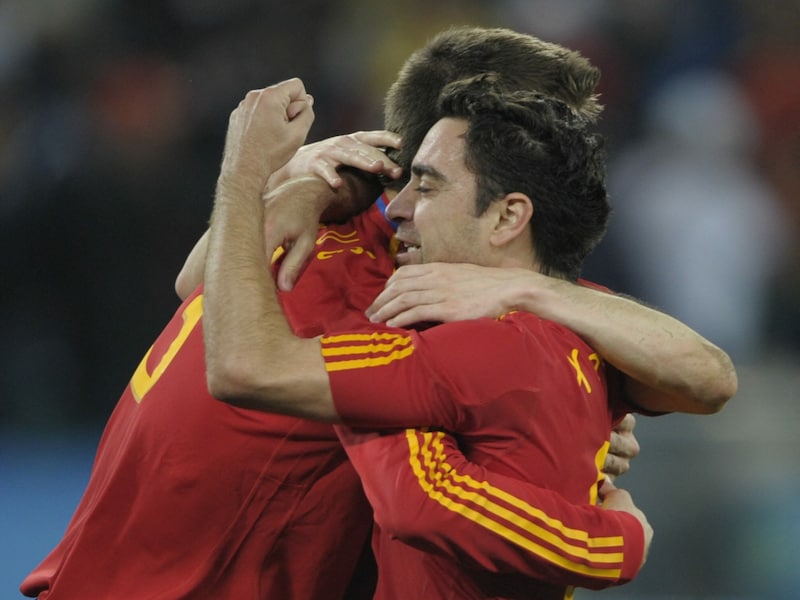 Xavi und Pique bei der Fußball-WM 2010 in Südafrika (Bild: AFP)