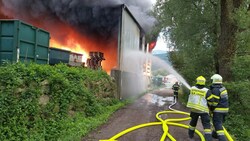 Eine Halle, in der unter anderem Sperrmüll gelagert ist, steht in Flammen. (Bild: Stadt Liezen)