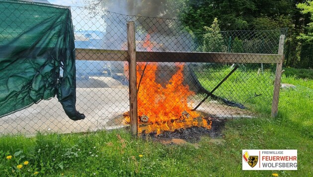 Eine Jugendliche steckte mehrere Müllcontainer in Brand (Bild: Freiwillige Feuerwehr Wolfsberg)