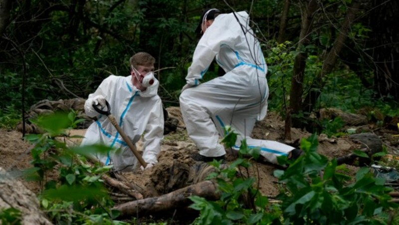 Auch Mitte Juni werden noch Massengräber rund um Butscha gefunden - zehn Wochen nach dem Massaker durch russische Truppen. (Bild: Associated Press)