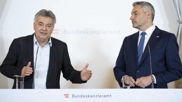Vizekanzler Werner Kogler (li.) und Bundeskanzler Karl Nehammer (Bild: APA/Tobias Steinmaurer)