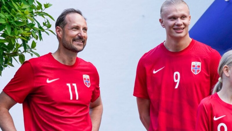 Norwegens Kronprinz Haakon und Erling Braut Haaland (Bild: Lise Åserud / NTB)