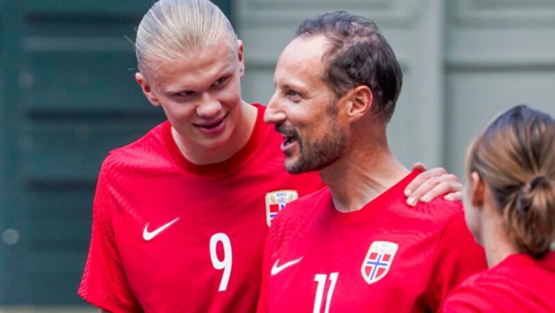 Norwegens Kronprinz Haakon und Erling Braut Haaland (Bild: Lise Åserud / NTB)