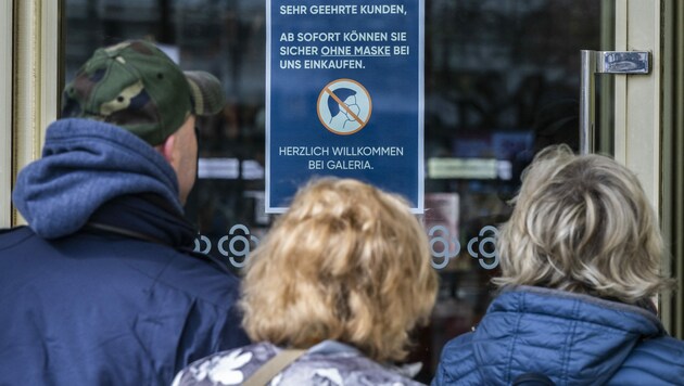 Einkaufen „sicher ohne Maske“? Die steigenden Corona-Zahlen lassen an dem Versprechen zweifeln. (Bild: AFP/John MACDOUGALL)