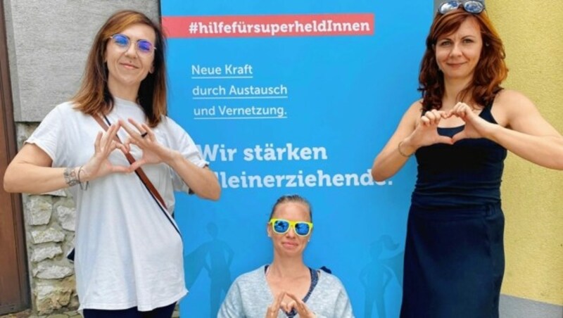 Obfrau Anika Karall und die Mitarbeiterinnen Jacqueline Herzog sowie Dominique Kopf greifen Alleinerziehenden mit Tank- und Lebensmittelgutscheinen unter die Arme. (Bild: zVg)