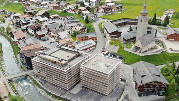 Am Montag kontrollierte die Polizei die Baustelle in Lech. (Bild: Gemeinde Lech)