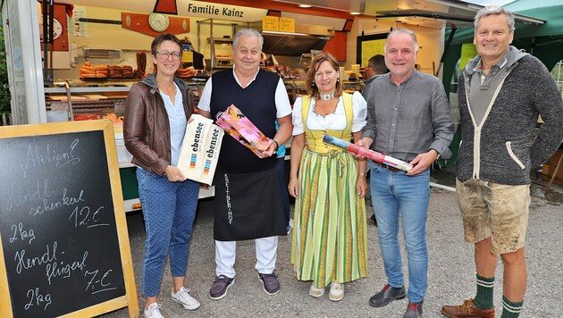 Die Ebenseer Bürgermeisterin Sabine Promberger (l.) gratuliert den Marktbeschickern Katharina (M.) und Stephan Kainz (2. v. l.). (Bild: Marion Hörmandinger)