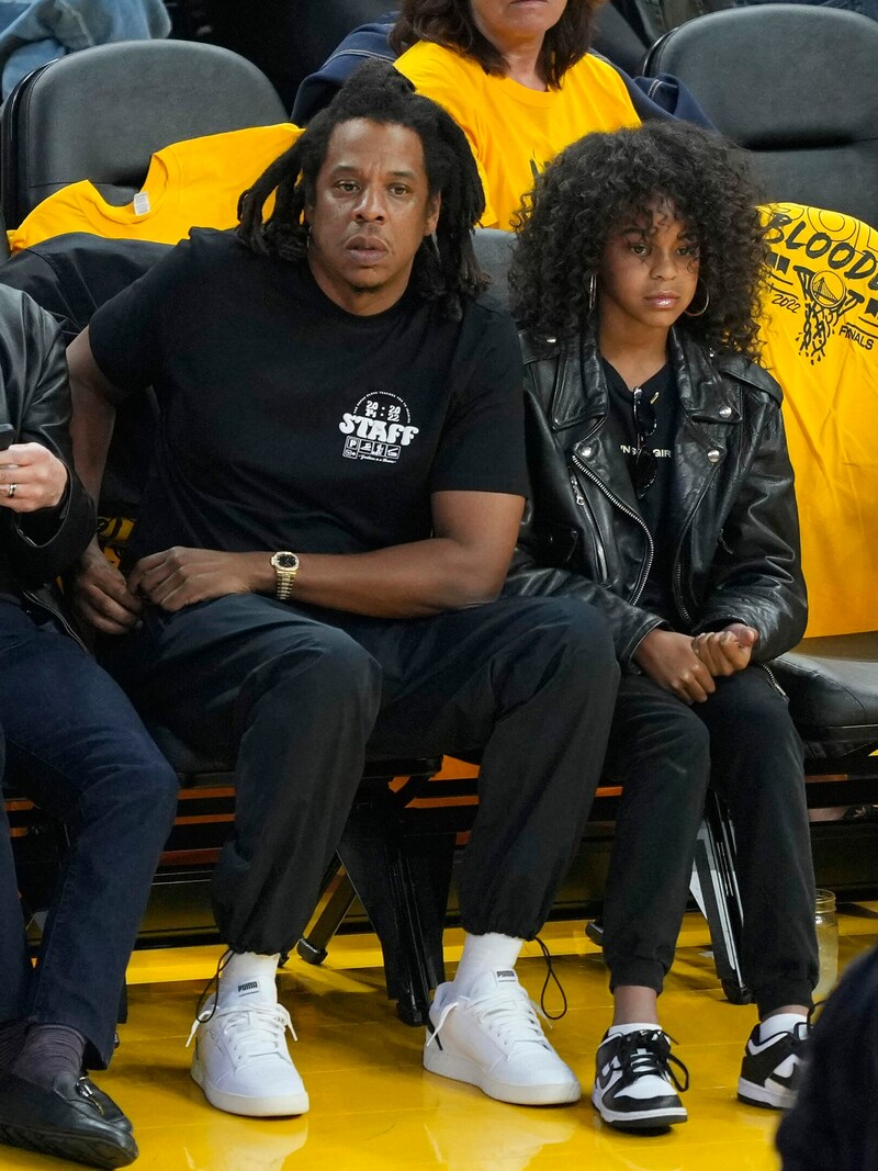 Rapper Jay-Z und seine Tochter Blue Ivy Carter während des zweiten Viertels des fünften Spiels der NBA-Finals 2022 zwischen den Boston Celtics und den Golden State Warriors im Chase Center in San Francisco, Kalifornien (Bild: APA/Thearon W. Henderson/Getty Images/AFP)