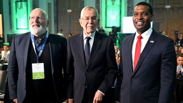 Von links nach rechts: Frans Timmermans, Alexander Van der Bellen, Michael Regan (Bild: APA/ROLAND SCHLAGER)