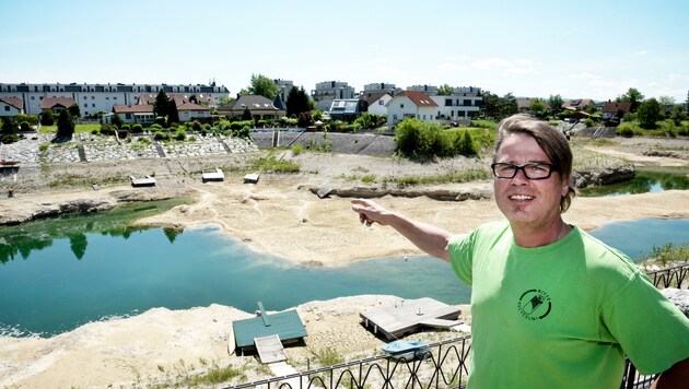 Wolfgang Bauers Ausblick auf den Föhrensee, der früher Keller unter Wasser setzte . (Bild: DORISSEEBACHER)