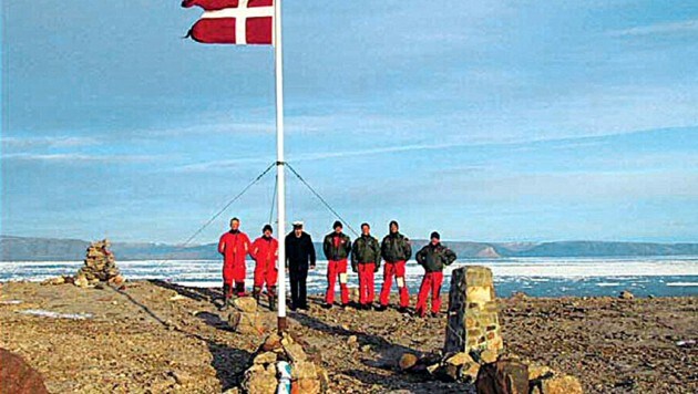 Canada removed Denmark's flag and vice versa - this game was repeated several times - and always a bottle of alcohol was involved.  (Image: AFP/SCANPIX/Royal Danish Navy)