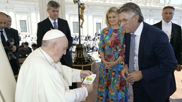 Frutura-Geschäftsführer Manfred Hohensinner (re.) überreichte in Rom Papst Franziskus Blumensamen. (Bild: Vatican Media)