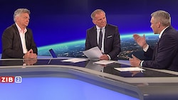 Kanzler Karl Nehammer (ÖVP, re.) und sein Vize Werner Kogler (Grüne, li.) am Dienstagabend in der „ZiB 2“ bei Moderator Armin Wolf (Bild: Screenshot/ORF)