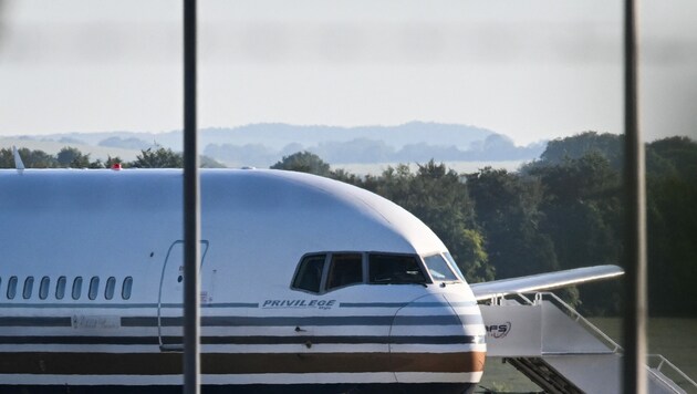 Mit diesem Flugzeug hätten die Asylsuchenden abgeschoben werden sollen. (Bild: AFP)
