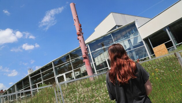 Das alte Hallenbad verfällt langsam. Das Areal mit 10.000 Quadrat- metern wird jetzt von den Stadtwerken verkauft. (Bild: Rojsek-Wiedergut Uta)