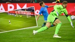 Die Szene, die das Netz verzückt: Manuel Neuer entschärft einen scheinbar unhaltbaren Ball von Italiens Nicolo Barella. (Bild: APA/AFP/Ina Fassbender, Twitter.com/𝙻𝚎𝚘 𝙰𝚜𝚌𝚑𝚒)