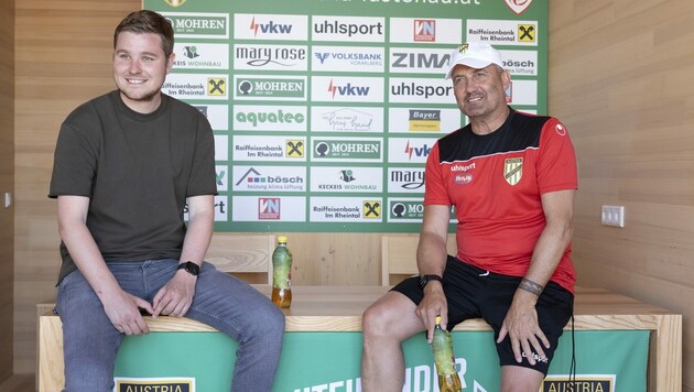 Ein Bild aus einfacheren Zeiten: Lustenau-Sportchef Alexander Schneider (l.) und Trainer Markus Mader. (Bild: Maurice Shourot)