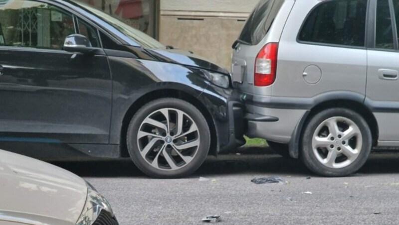 Mehrere geparkte Fahrzeuge wurden von dem flüchtenden Verkehrsrowdy beschädigt. (Bild: "Krone"-Lesereporter/ Krone KREATIV)