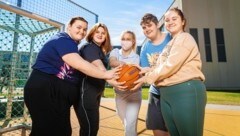 Daphne (re.) mit anderen Jugendlichen beim Sport (Bild: Kurt Patzak)