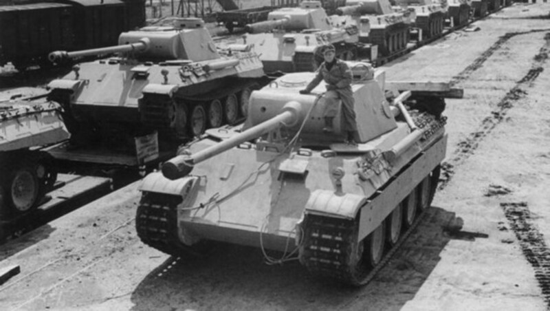 Aufnahme aus dem Jahr 1943: Panzerkampfwagen vom Typ Panther der deutschen Wehrmacht werden zum Transport an die Front verladen. (Bild: Wikimedia / Bundesarchiv, Bild 183-H26258 / CC-BY-SA 3.0)