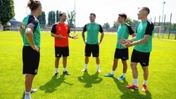 Trainer Ferdinand Feldhofer mit den neuen Spielern (Bild: urbantschitsch mario)