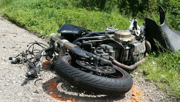 Die 84 PS starke Ducati wurde bei dem furchtbaren Unfall auf der B132 in Bad Mühllacken völlig zertrümmert. (Bild: Kerschbaummayr Werner)