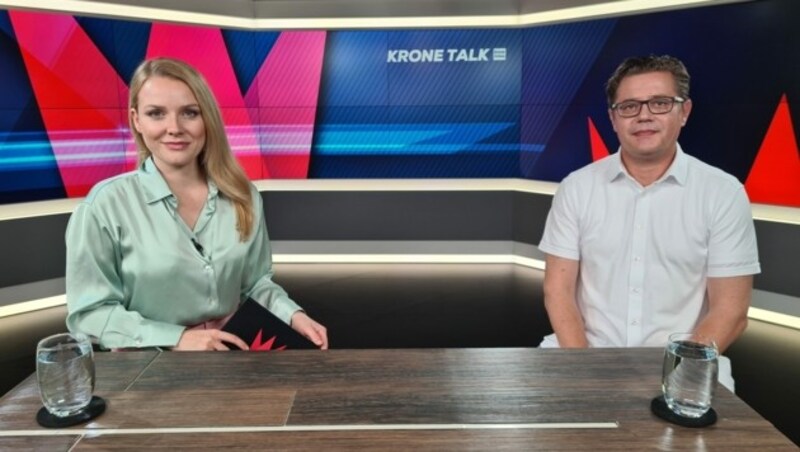 krone.tv-Moderatorin Raphaela Scharf im Talk mit dem Direktor der kroatischen Zentrale für Tourismus, Branimir Toncinic. (Bild: krone.tv)