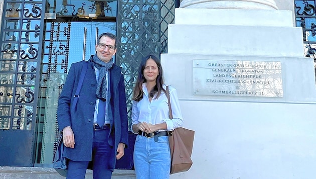 Michael Rami mit Katia Wagner vor dem Justizpalast. Trotz Freude überwiegt die Anwalts-Warnung: „Das Urteil betrifft diesen einen Fall, sonst sollte man niemanden geheim aufnehmen. Außer, es geht um Menschen mit Macht.“ (Bild: Gabriela Gödel)