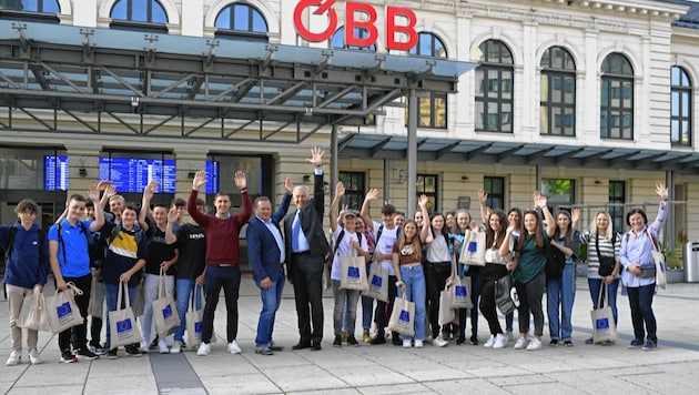 Winken zum Abschied: Schülergruppe mit Landesrat Martin Eichtinger vor dem Bahnhof St. Pölten. (Bild: Antal Imre)